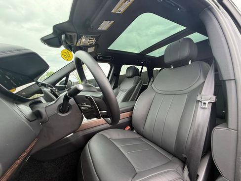 Used 2025 Land Rover Range Rover SE AWD/4WD image 4