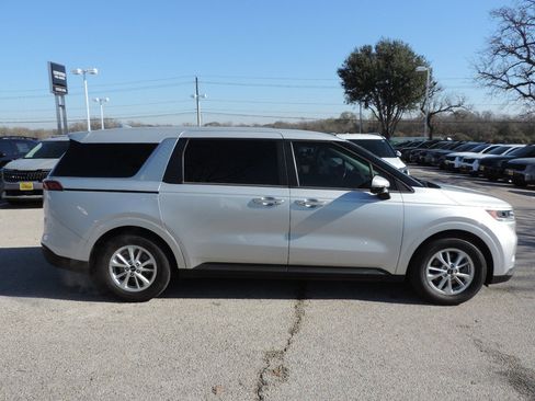 Used 2022 Kia Carnival LX image 4