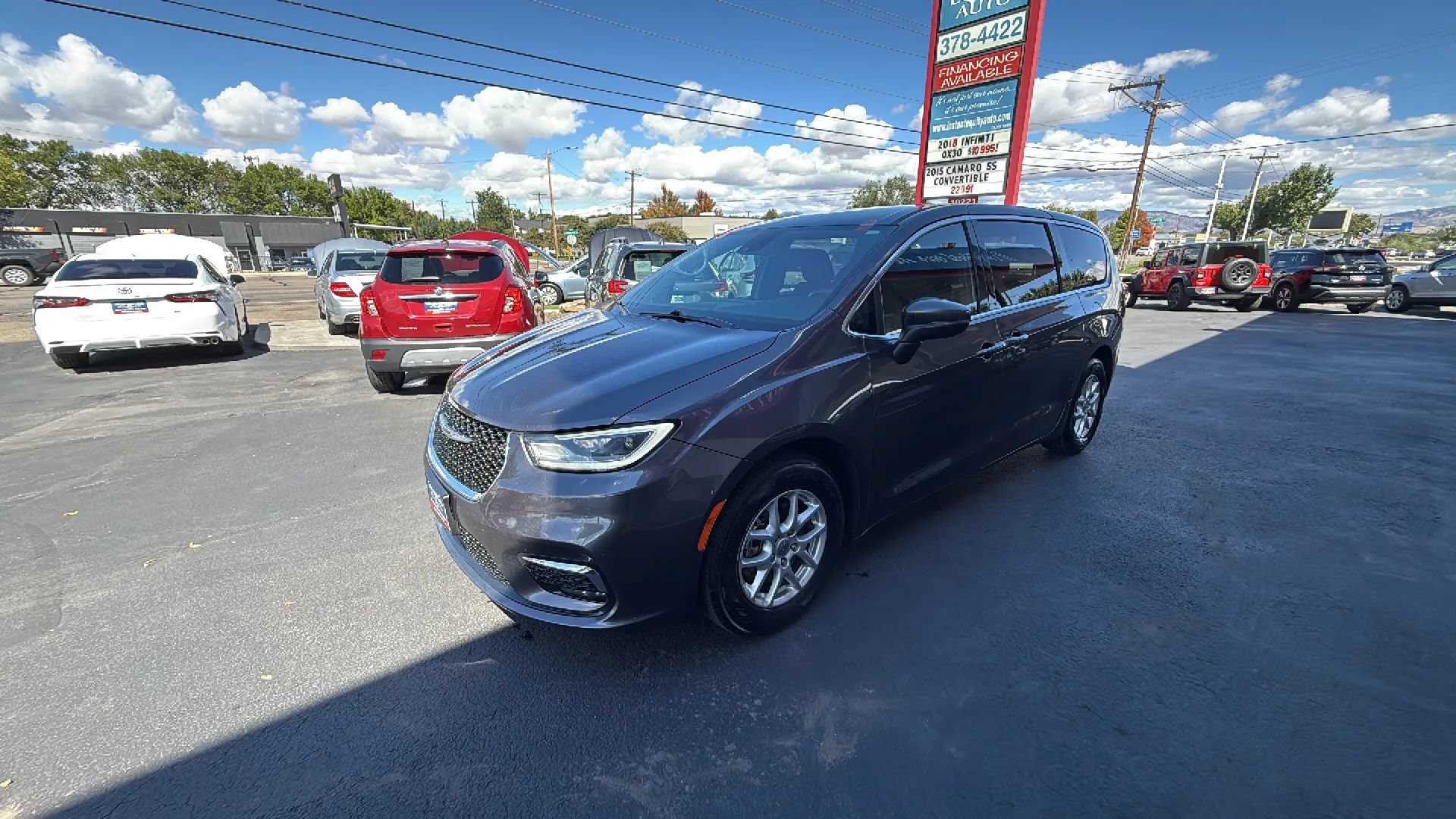 Used 2023 Chrysler Pacifica Touring FWD image 2