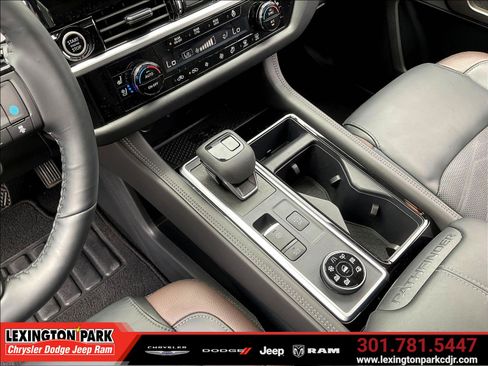 Used 2024 Nissan Pathfinder Platinum AWD/4WD image 17