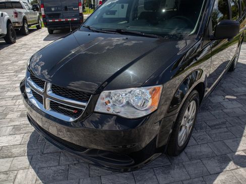 Used 2019 Dodge Grand Caravan SE w/ UConnect Hands-Free Group FWD image 13