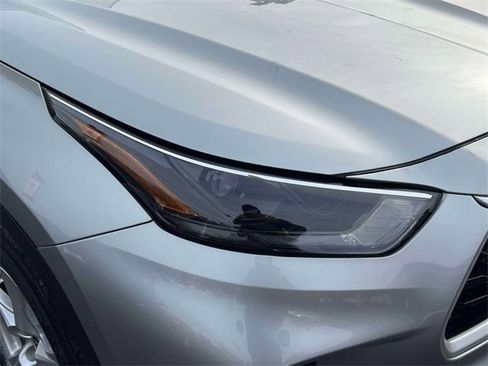 Used 2023 Toyota Highlander LE image 11