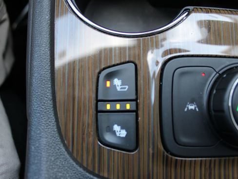 Used 2023 GMC Acadia SLE w/ Driver Convenience Package image 13