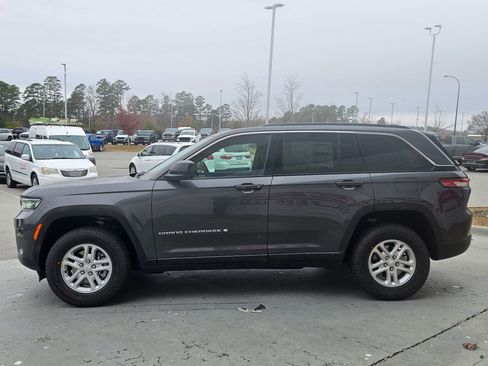 New 2025 Jeep Grand Cherokee Laredo image 4