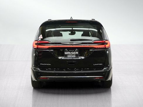 Used 2023 Chrysler Pacifica Limited FWD image 4