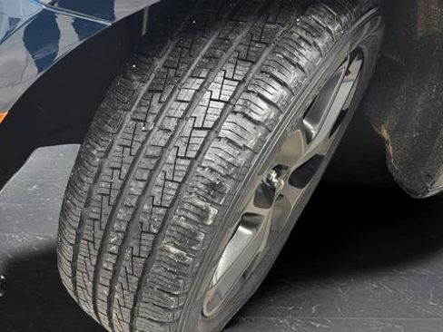 Used 2025 Chrysler Pacifica Limited image 38