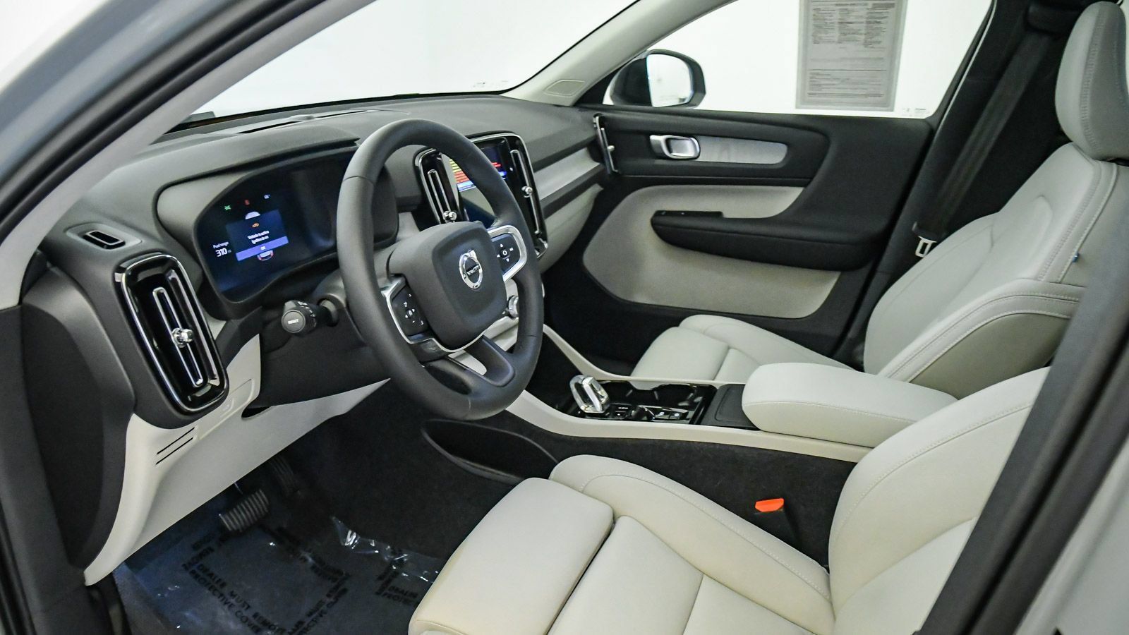 Certified 2026 Volvo XC40 B5 Plus w/ Protection Package Premier AWD/4WD image 17