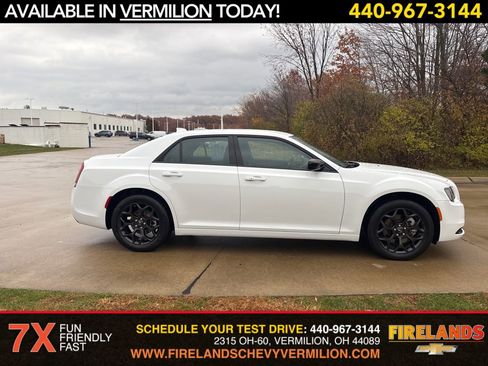 Used 2022 Chrysler 300 Touring w/ Sport Appearance Package image 6
