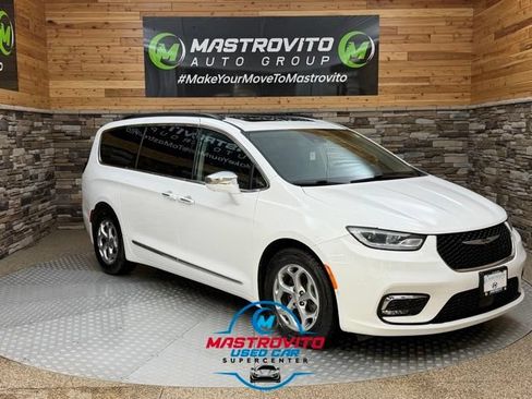 Used 2022 Chrysler Pacifica Limited FWD image 1
