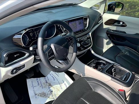 Used 2023 Chrysler Pacifica Limited FWD image 14