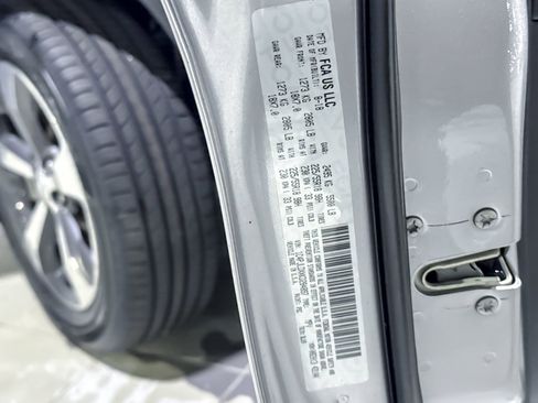 Used 2019 Jeep Cherokee Limited image 20