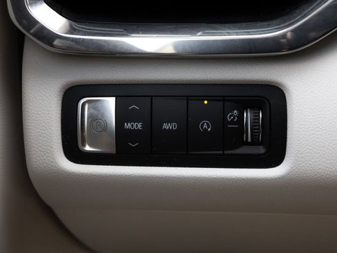 Used 2025 GMC Acadia Denali AWD/4WD image 25