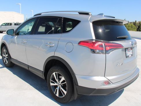Used 2018 Toyota RAV4 XLE AWD/4WD image 5