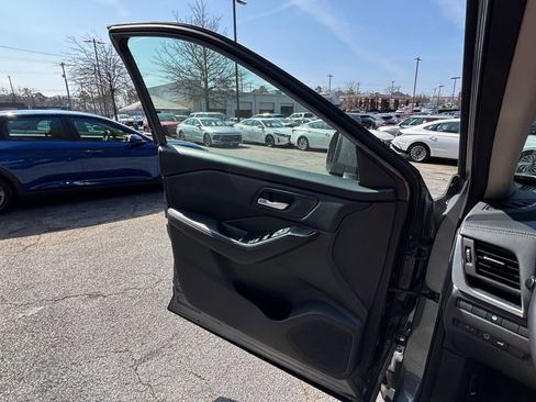 Used 2025 Nissan Rogue SV FWD image 18