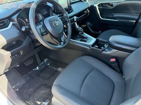 Used 2021 Toyota RAV4 LE w/ Carpet Mat Package (TMS) image 18