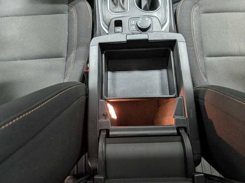 Used 2021 Chevrolet Traverse LT image 19