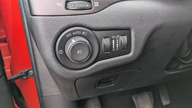 Used 2021 Jeep Cherokee Trailhawk AWD/4WD image 12