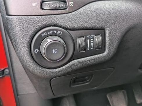Used 2021 Jeep Cherokee Trailhawk AWD/4WD image 12