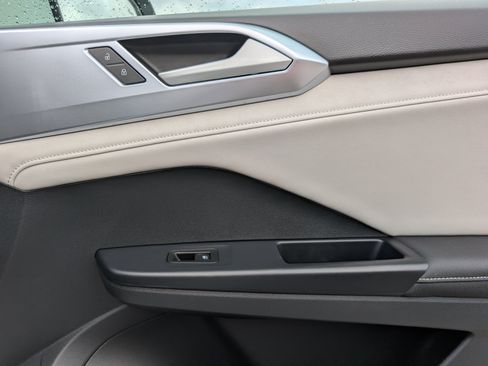 Used 2025 Volkswagen Taos SE w/ Panoramic Sunroof Package FWD image 22
