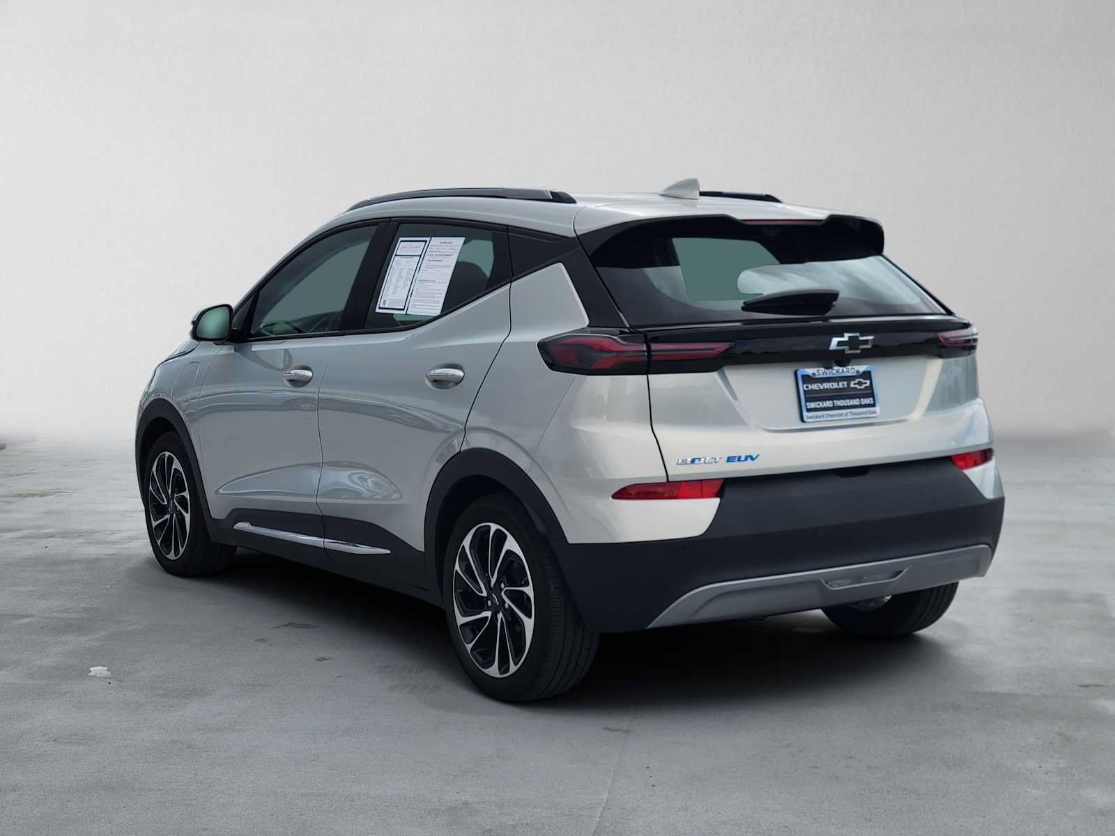 Used 2023 Chevrolet Bolt EUV Premier w/ Sun & Sound Package FWD image 5