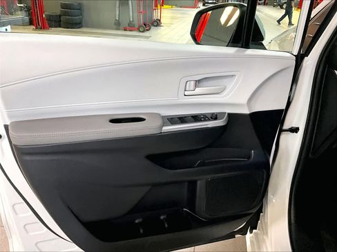 Used 2025 Toyota Sienna LE image 9