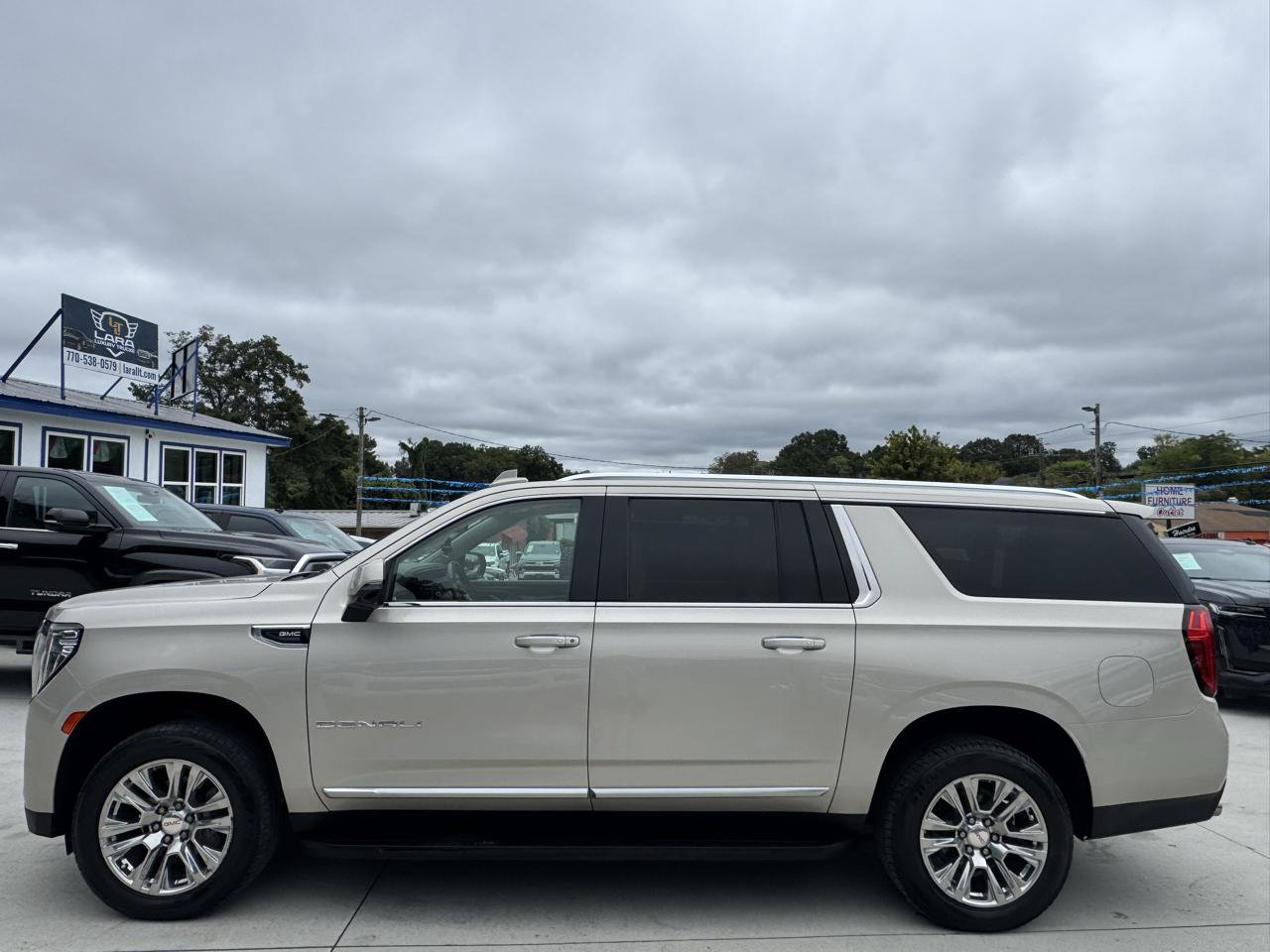 Used 2021 GMC Yukon XL Denali w/ Advanced Technology Package AWD/4WD image 4