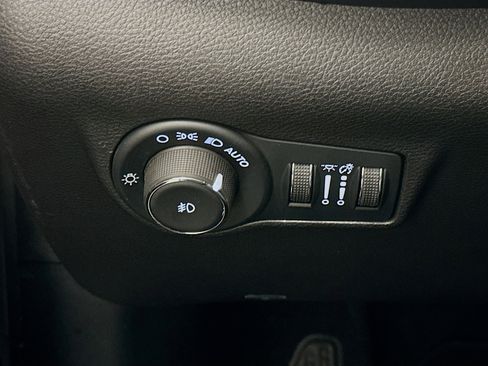 Used 2025 Jeep Compass Limited image 17