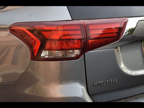 Used 2016 Mitsubishi Outlander SE FWD image 43