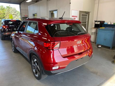 Used 2025 Hyundai Venue SEL FWD image 3