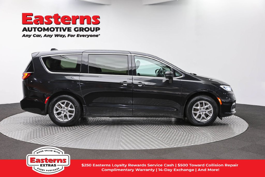 Used 2023 Chrysler Pacifica Touring-L FWD image 5