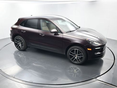 Certified 2025 Porsche Macan AWD/4WD image 40