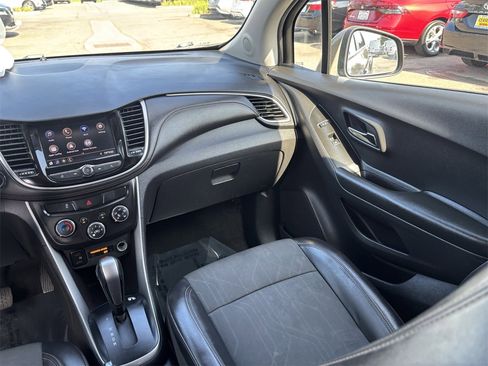 Used 2022 Chevrolet Trax LT w/ LT Convenience Package image 16