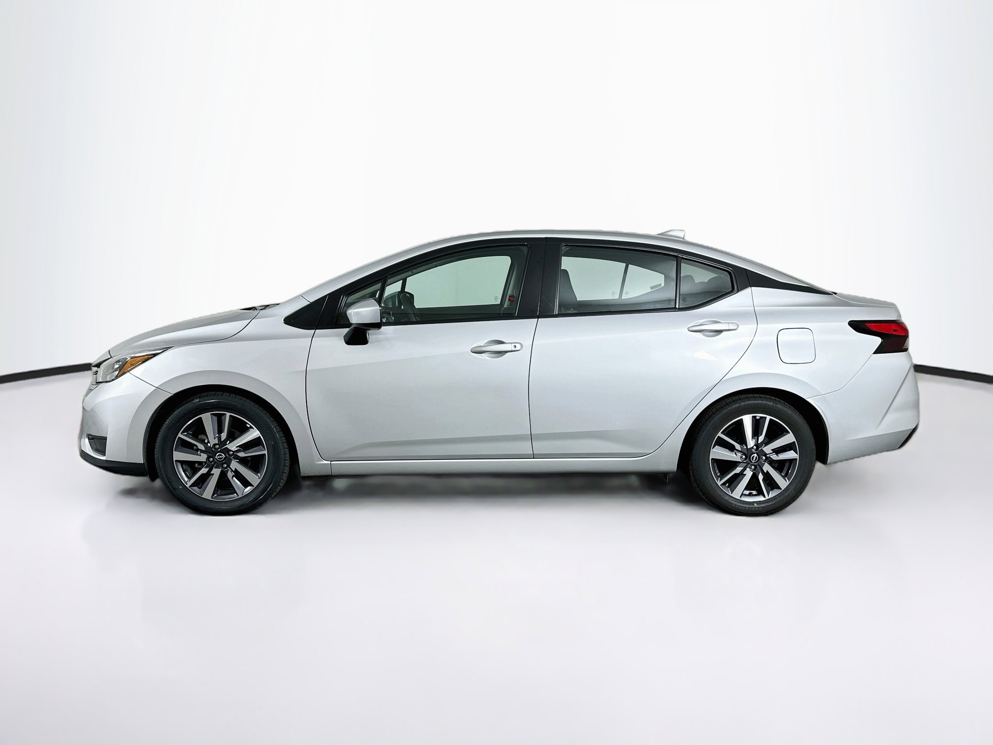 Used 2025 Nissan Versa SV FWD image 4