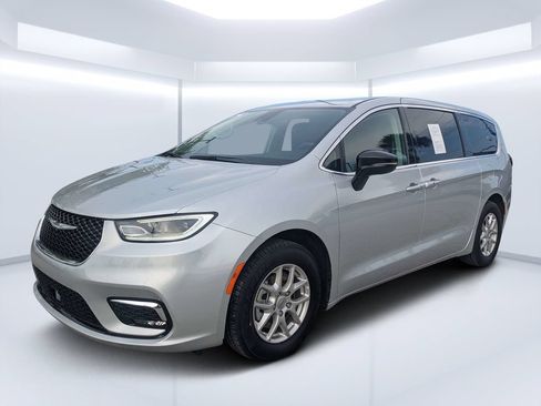 Used 2024 Chrysler Pacifica Touring-L FWD image 7