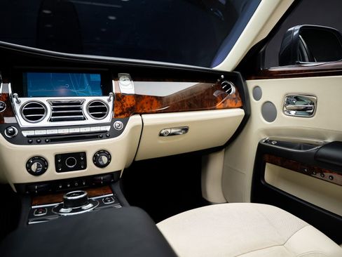 Used 2011 Rolls-Royce Ghost image 42