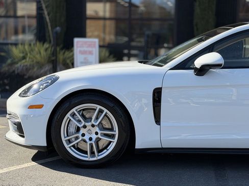 Used 2020 Porsche Panamera image 10