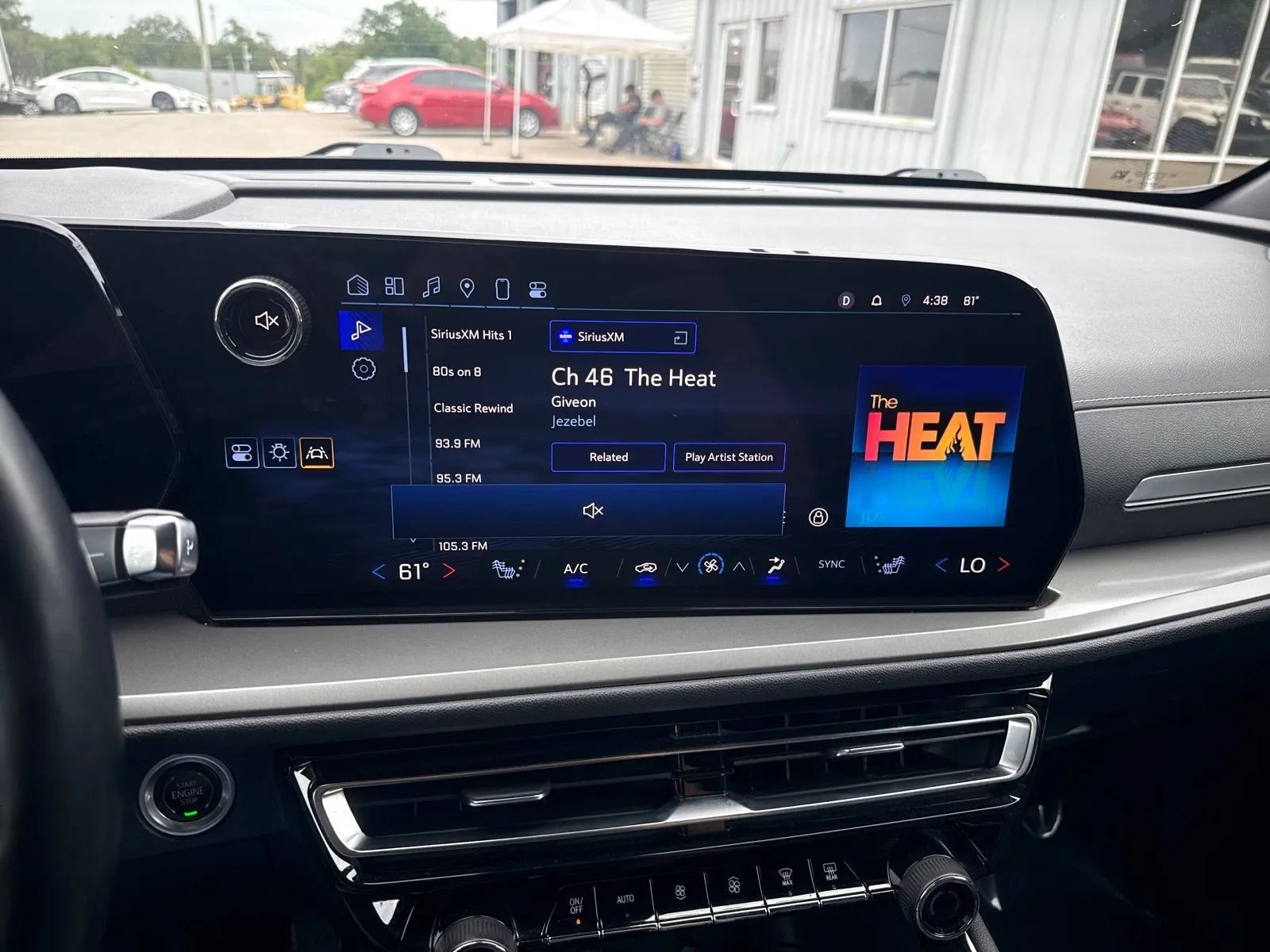 Used 2024 Chevrolet Traverse LT FWD image 21