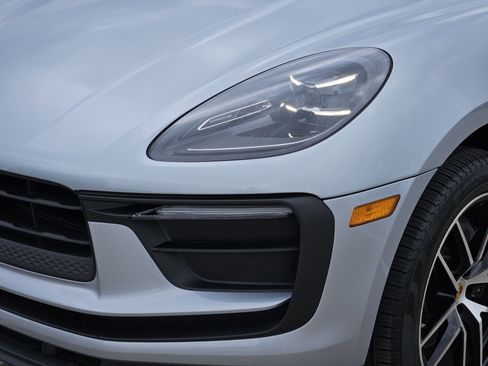 Certified 2025 Porsche Macan image 12