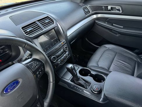 Used 2017 Ford Explorer XLT w/ Equipment Group 202A AWD/4WD image 16