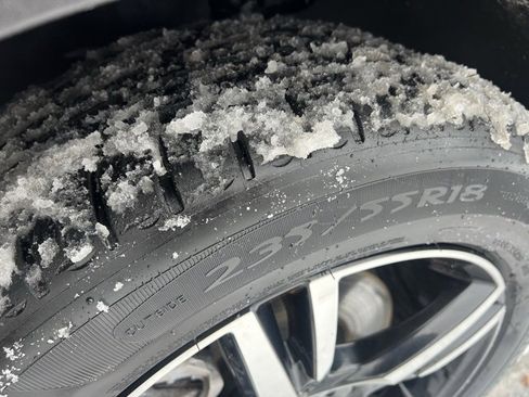 Used 2025 Volvo XC40 B5 Core image 13