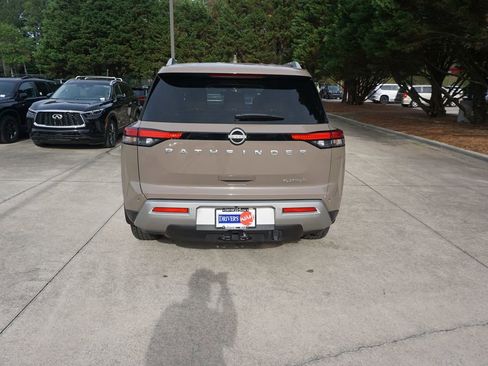 Used 2025 Nissan Pathfinder Platinum FWD image 25