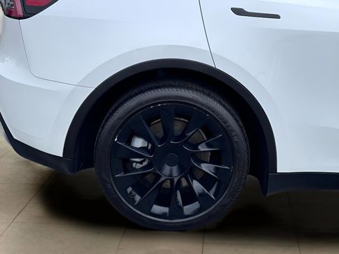 Used 2023 Tesla Model Y Long Range image 41