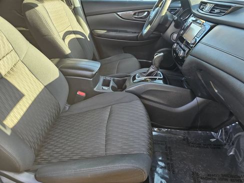 Used 2017 Nissan Rogue SV w/ SV Premium Package FWD image 11