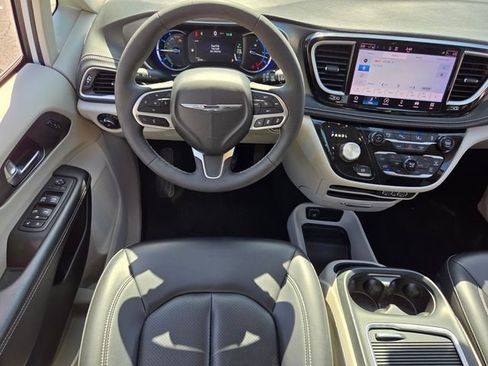Used 2023 Chrysler Pacifica Touring-L FWD image 12