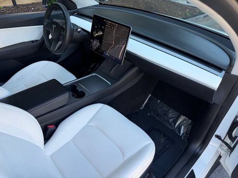 Used 2022 Tesla Model Y Performance AWD/4WD image 32