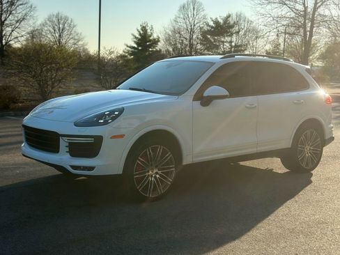 Used 2015 Porsche Cayenne Turbo image 4