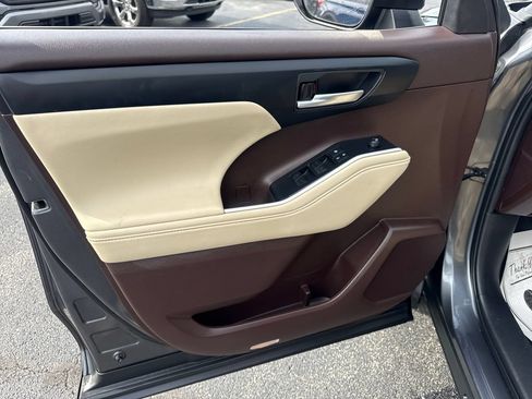 Used 2020 Toyota Highlander XLE AWD/4WD image 25