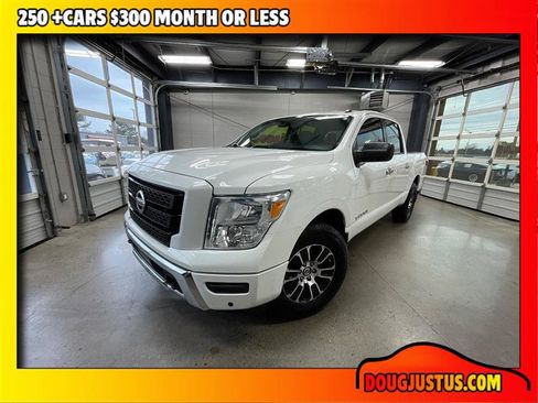 Used 2021 Nissan Titan SV w/ SV Convenience Package image 1