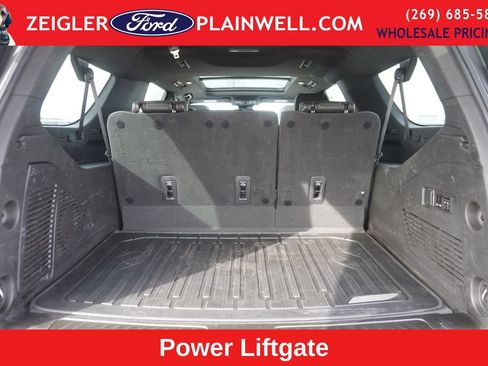 Used 2023 GMC Yukon XL SLT w/ SLT Premium Package image 15