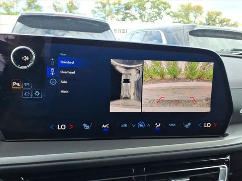 Used 2025 Chevrolet Traverse LT w/ Driver Confidence Package image 14